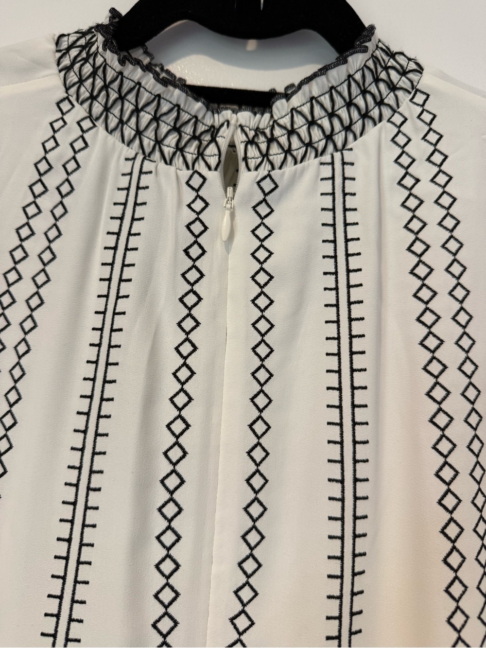 WHBM White House Black Market Embroidered Sleeveless Blouse | Size 8 - Picture 8 of 8